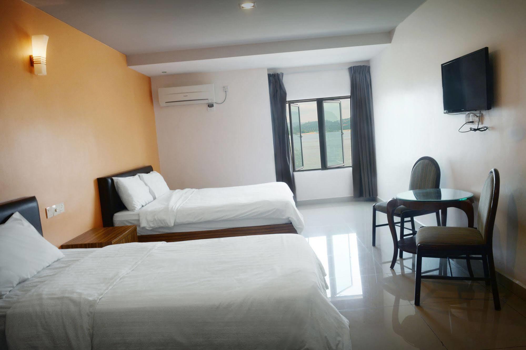 Brezza Hotel Лумут Экстерьер фото