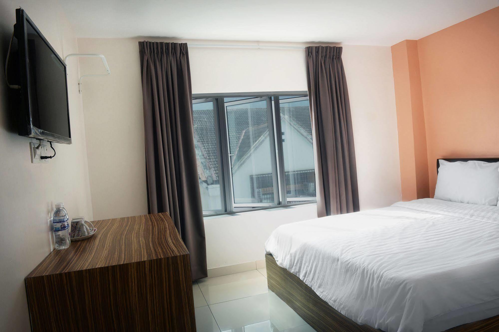 Brezza Hotel Лумут Экстерьер фото