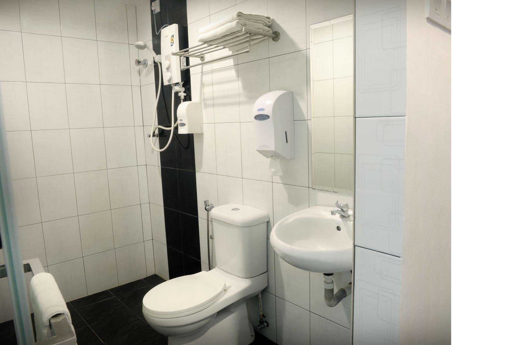 Brezza Hotel Лумут Экстерьер фото