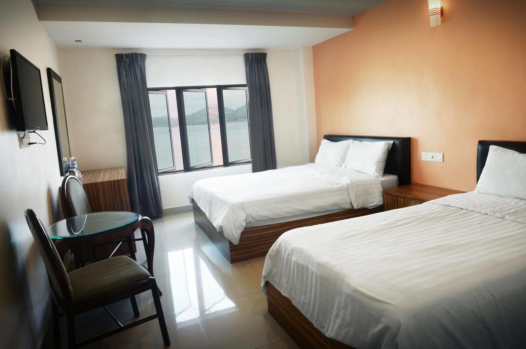 Brezza Hotel Лумут Экстерьер фото