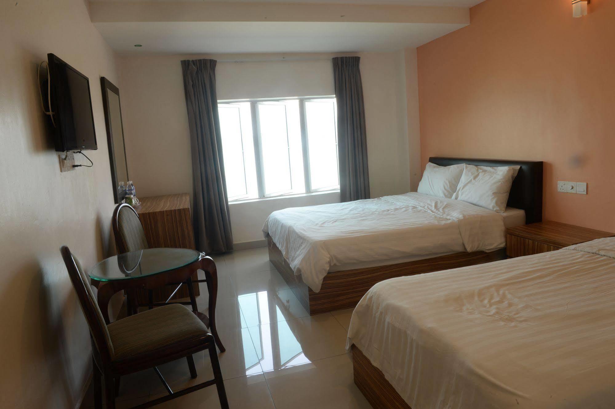 Brezza Hotel Лумут Экстерьер фото
