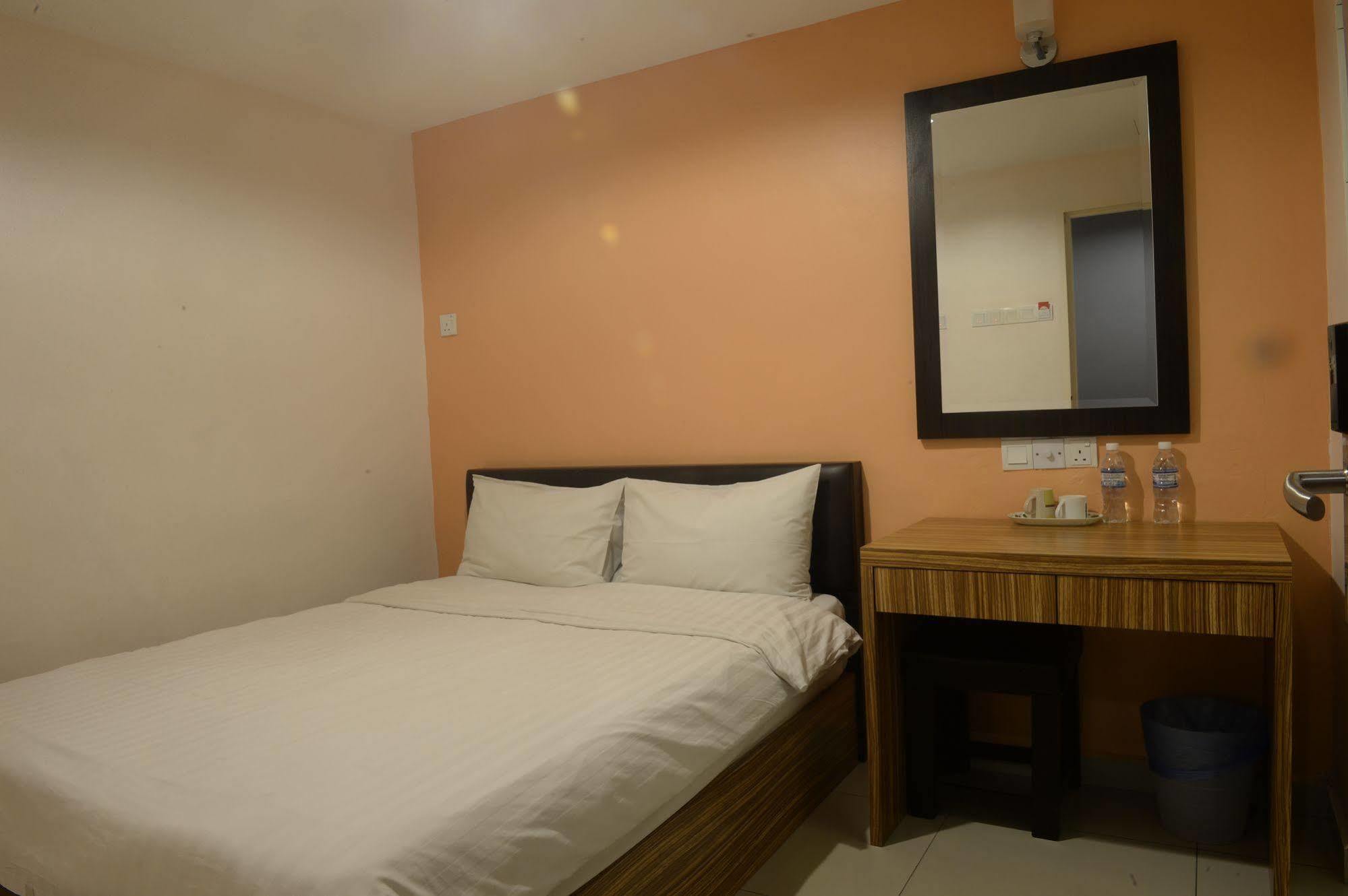 Brezza Hotel Лумут Экстерьер фото